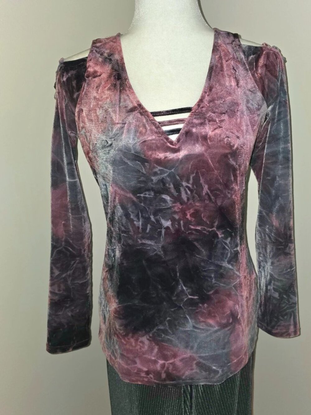 Rock & Republic vintage Y2K velvet tie dye v neck top